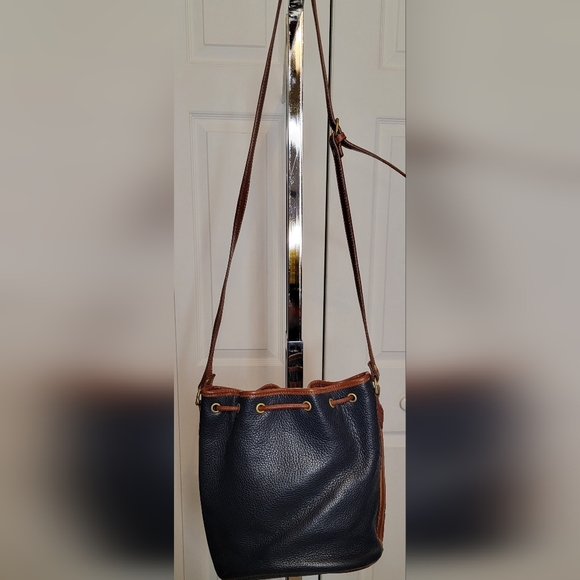 #566- Vintage Navy Blue/Tan Leather Drawstring Bucket Shoulder Bag - Picture 7 of 14